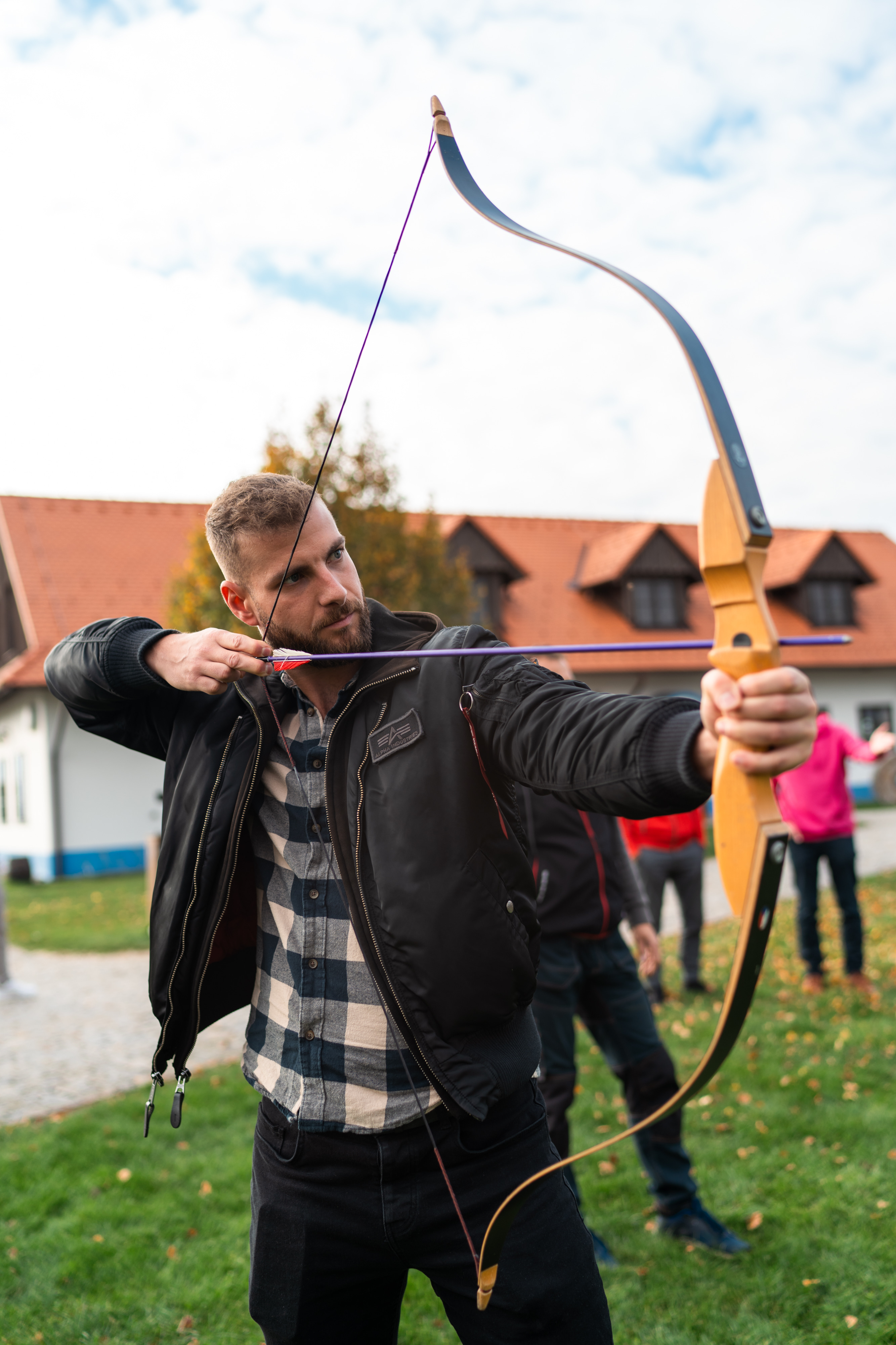 Účastník E-shop Jamu střílí z luku v areálu Bukovanského mlýna