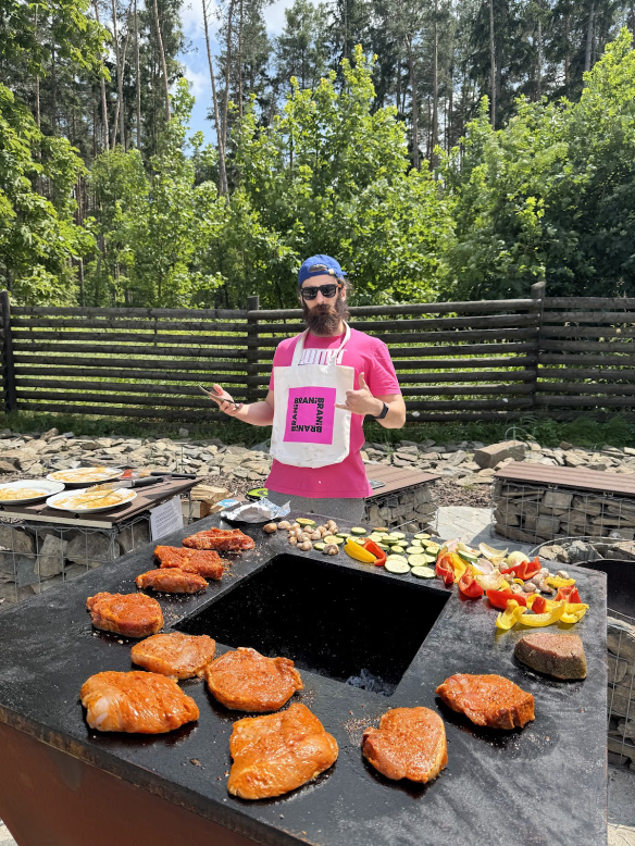 Venkovní grilování na teambuildingu Brani